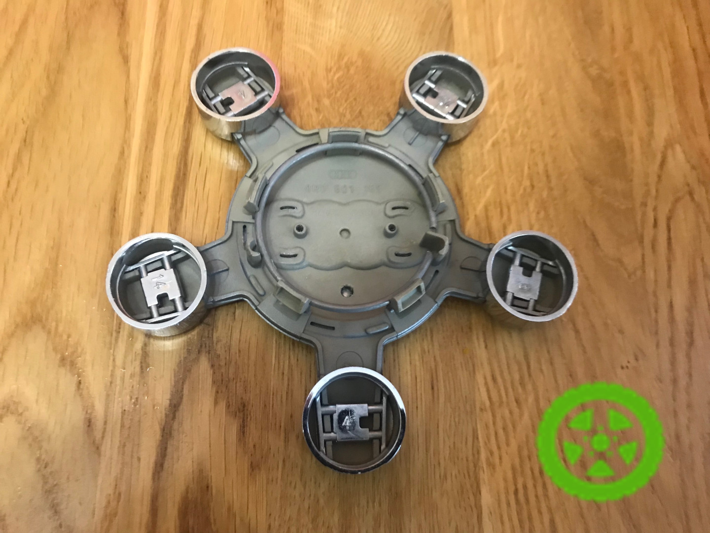 Ковпачки з логотипом VW на диски Audi 8R0601165 (оригінал)