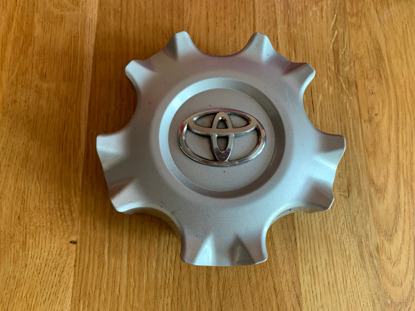 Оригинальный колпачок на диски Toyota 4260B-60240