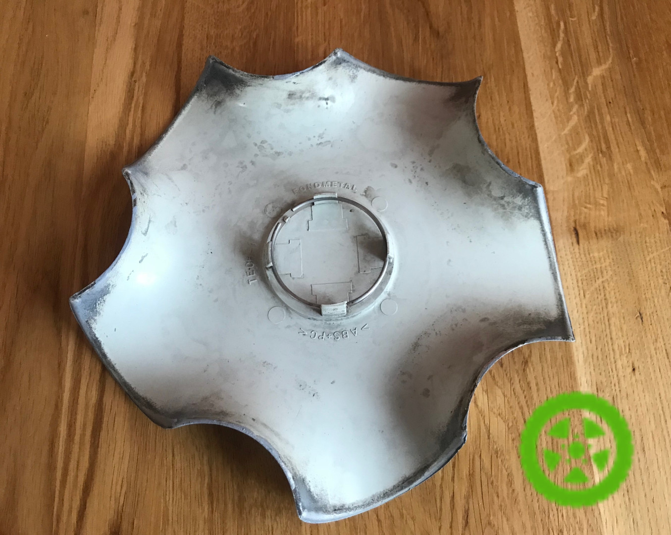 Оригінальний ковпачок Mitsubishi для дисків Fondmetal TECH 1