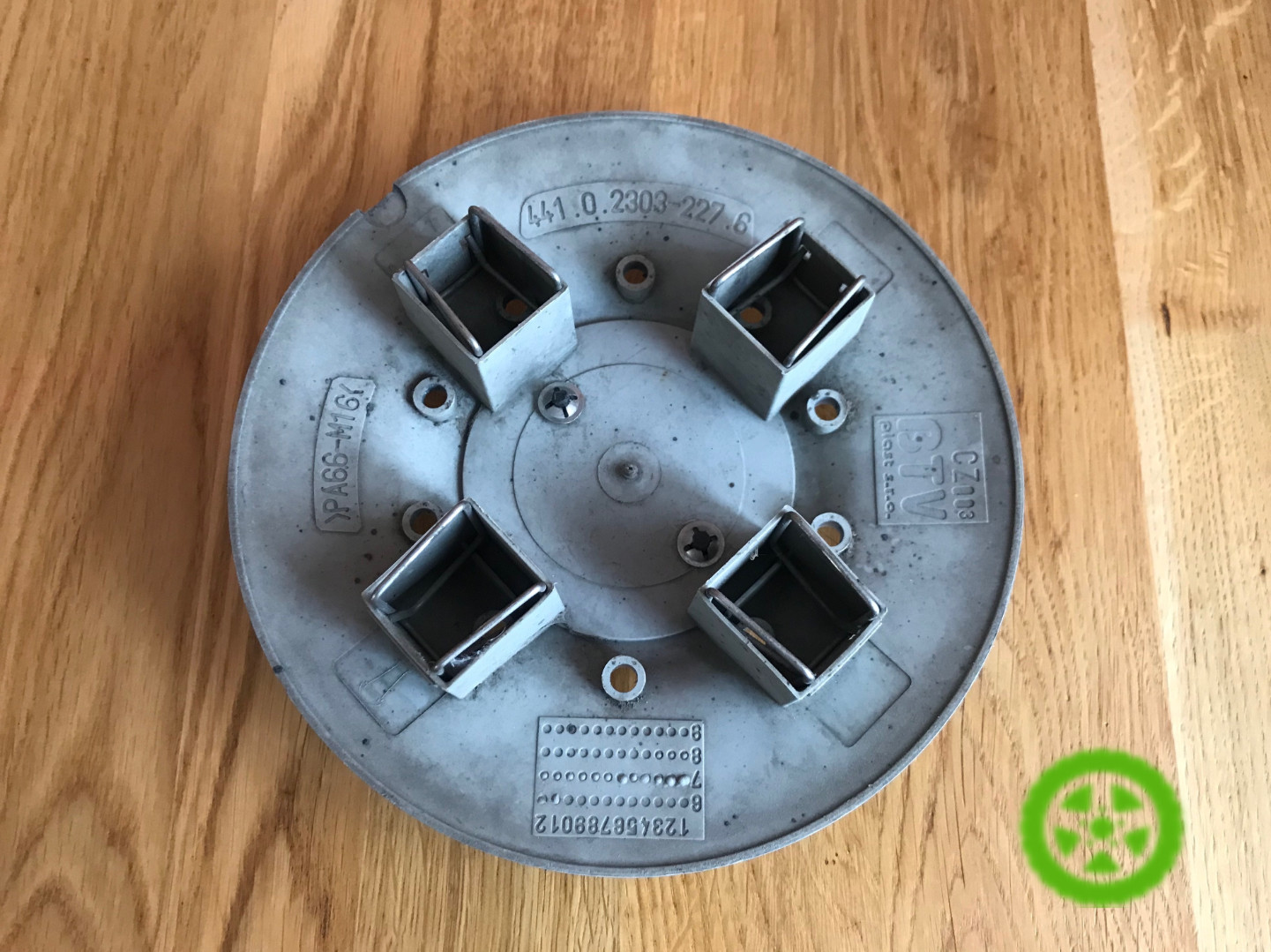 Оригінальний ковпачок на  диски Skoda 6U0601151F