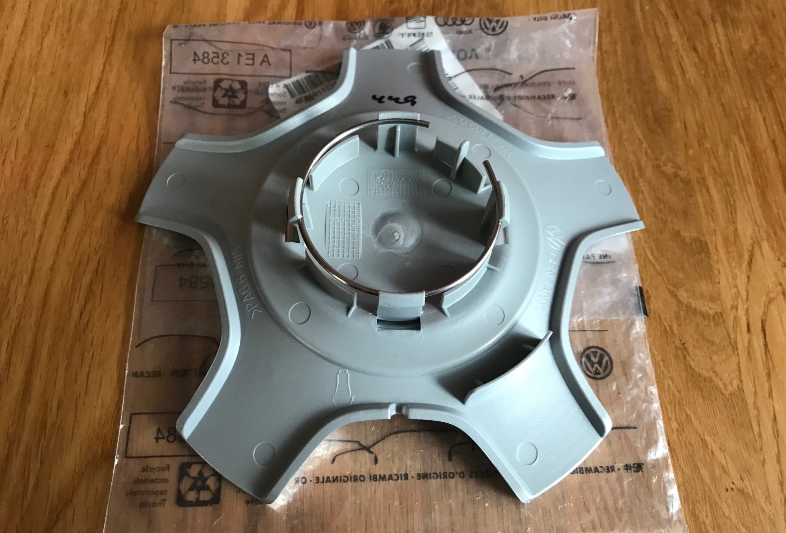 Genuine center cap for alloy wheels  Volkswagen  3C0601149R