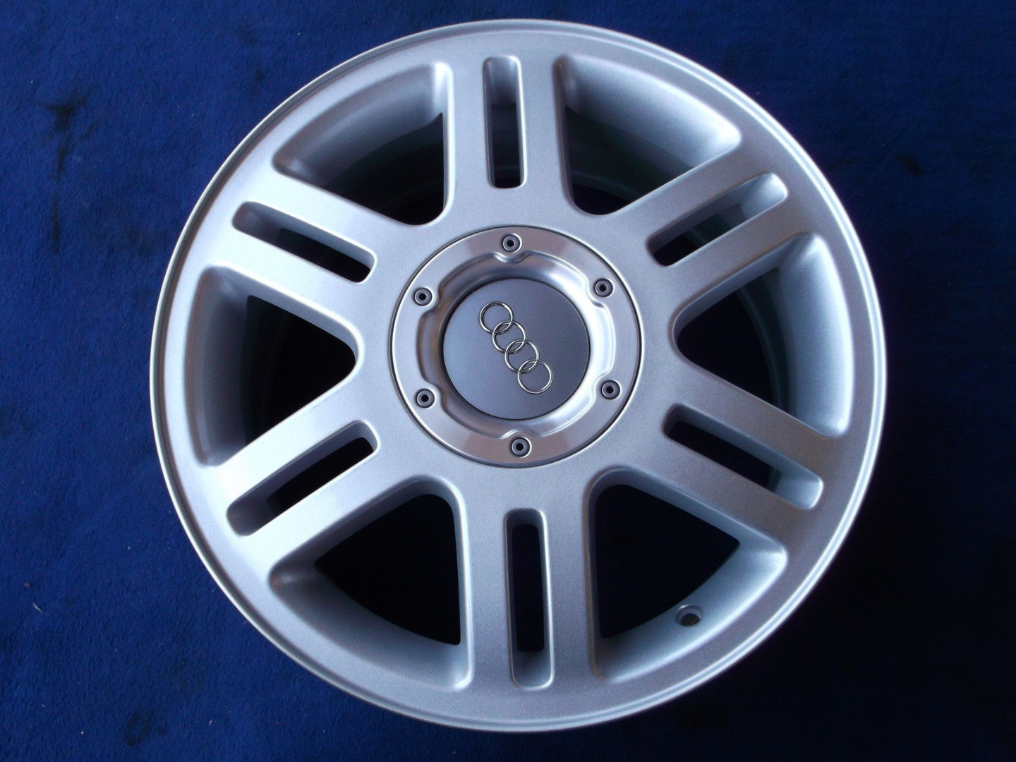 Оригінальний ковпачок для дисків Audi 8N0601165A