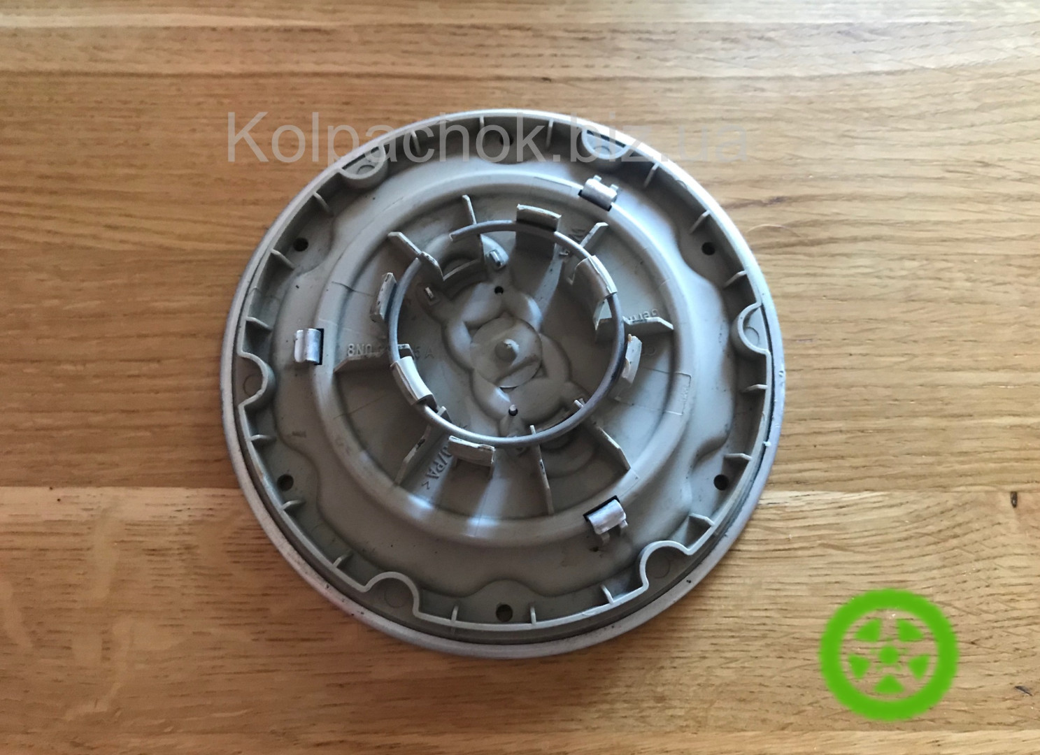 Оригінальний ковпачок для дисків Audi 8N0601165A