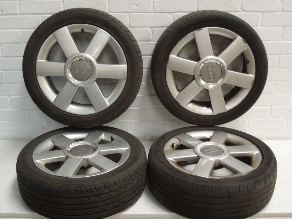 Оригінальний ковпачок для дисків Audi 8Z0601165F