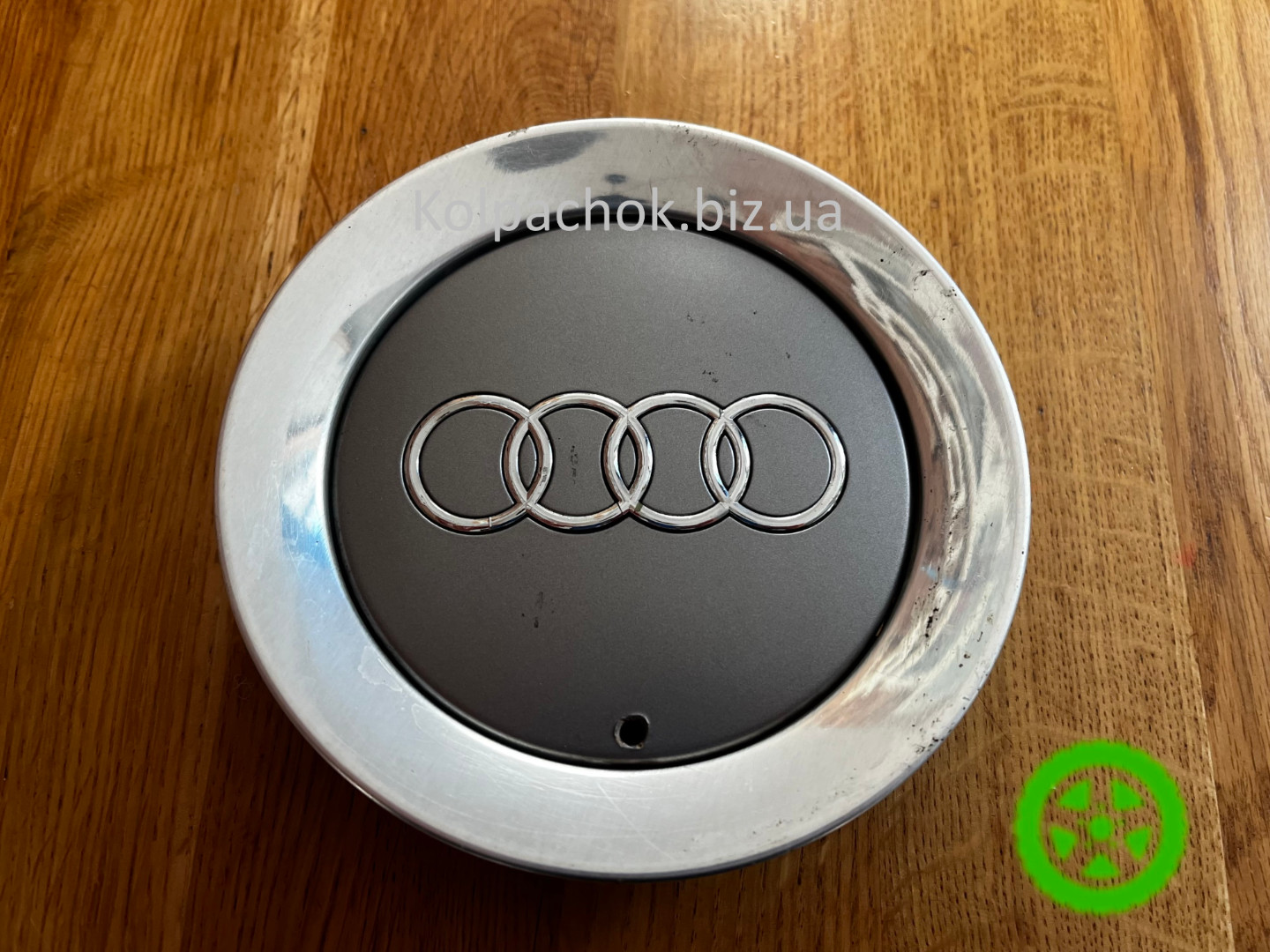 Оригінальний ковпачок для дисків Audi 8Z0601165F