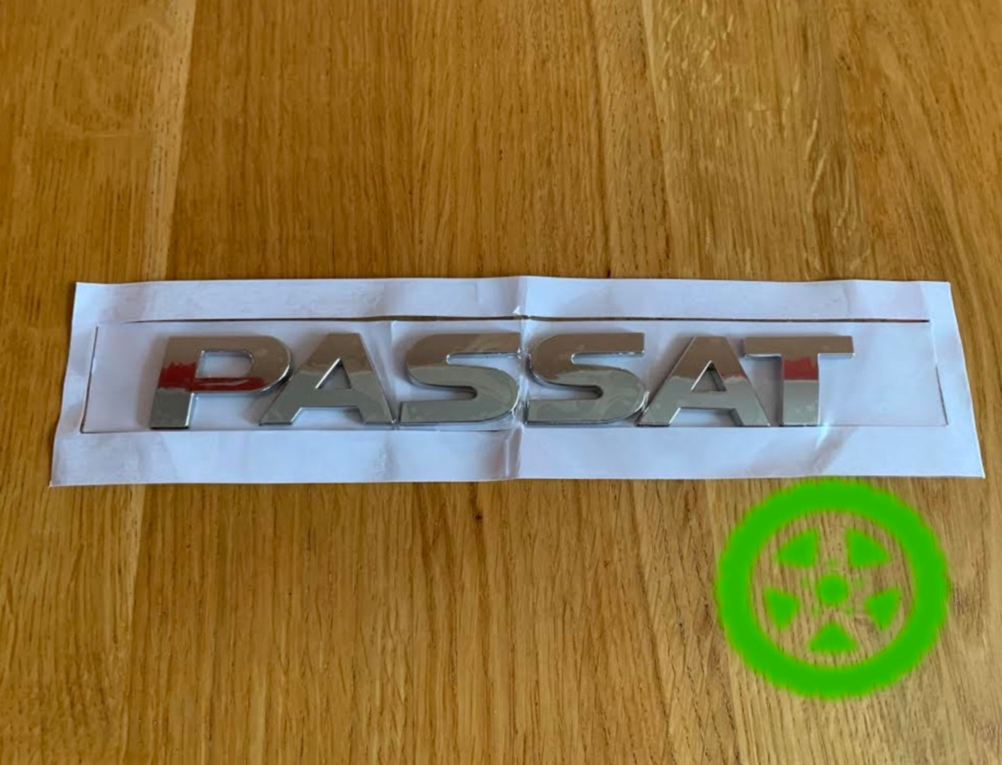 Emblem Volkswagen PASSAT 561853687A