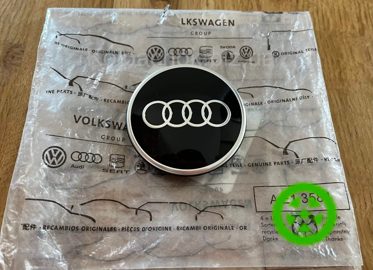 Оригинальный колпачок на  диски Audi 81A601170