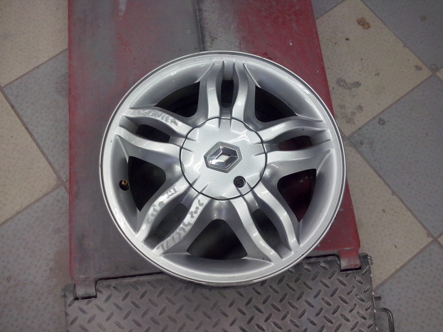 Оригінальний ковпачок Renault Clio 8200319249 (143мм)