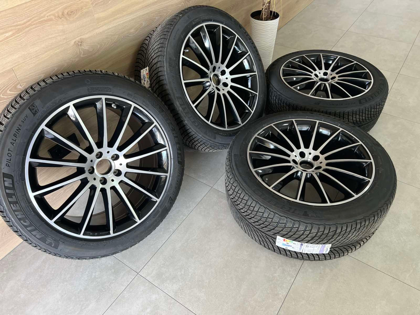 Колпачок на диски Mercedes A1674015900