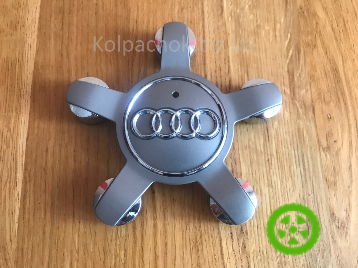 Оригінальний ковпачок Audi 8R0601165 (Зірка) – Для A3, Q3, Q5