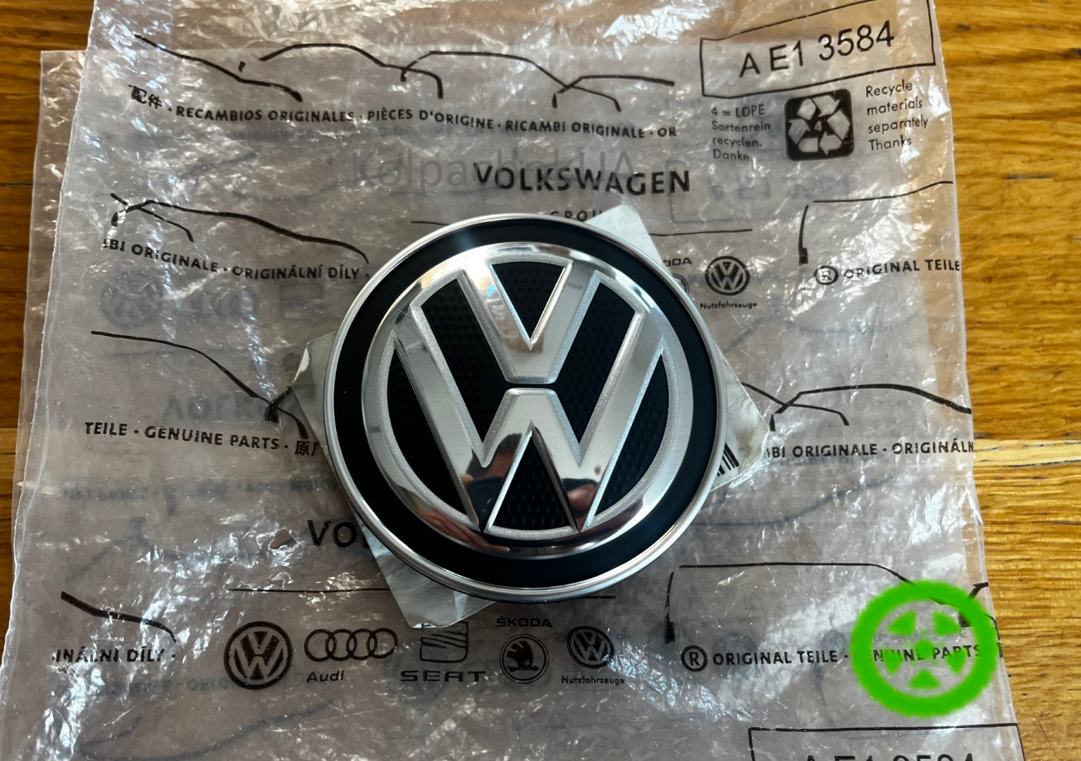 Оригинальный колпачок на диски Volkswagen 5G0601171 (66мм / 56мм)