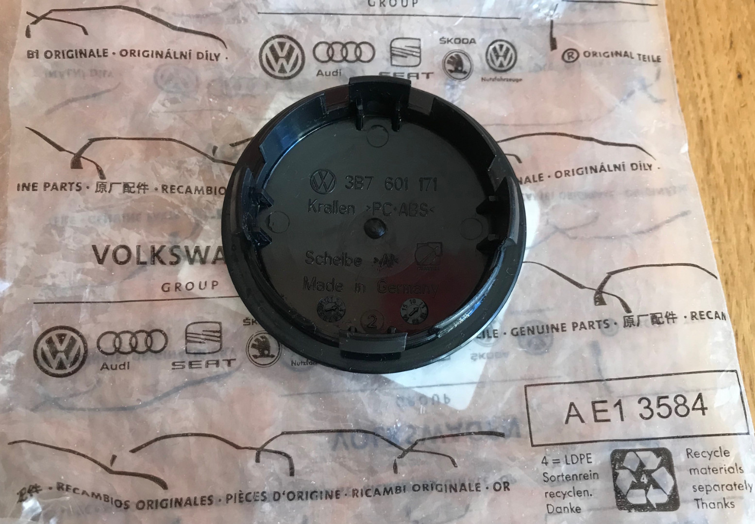 Genuine center caps for alloy wheels  Volkswagen  3B7601171