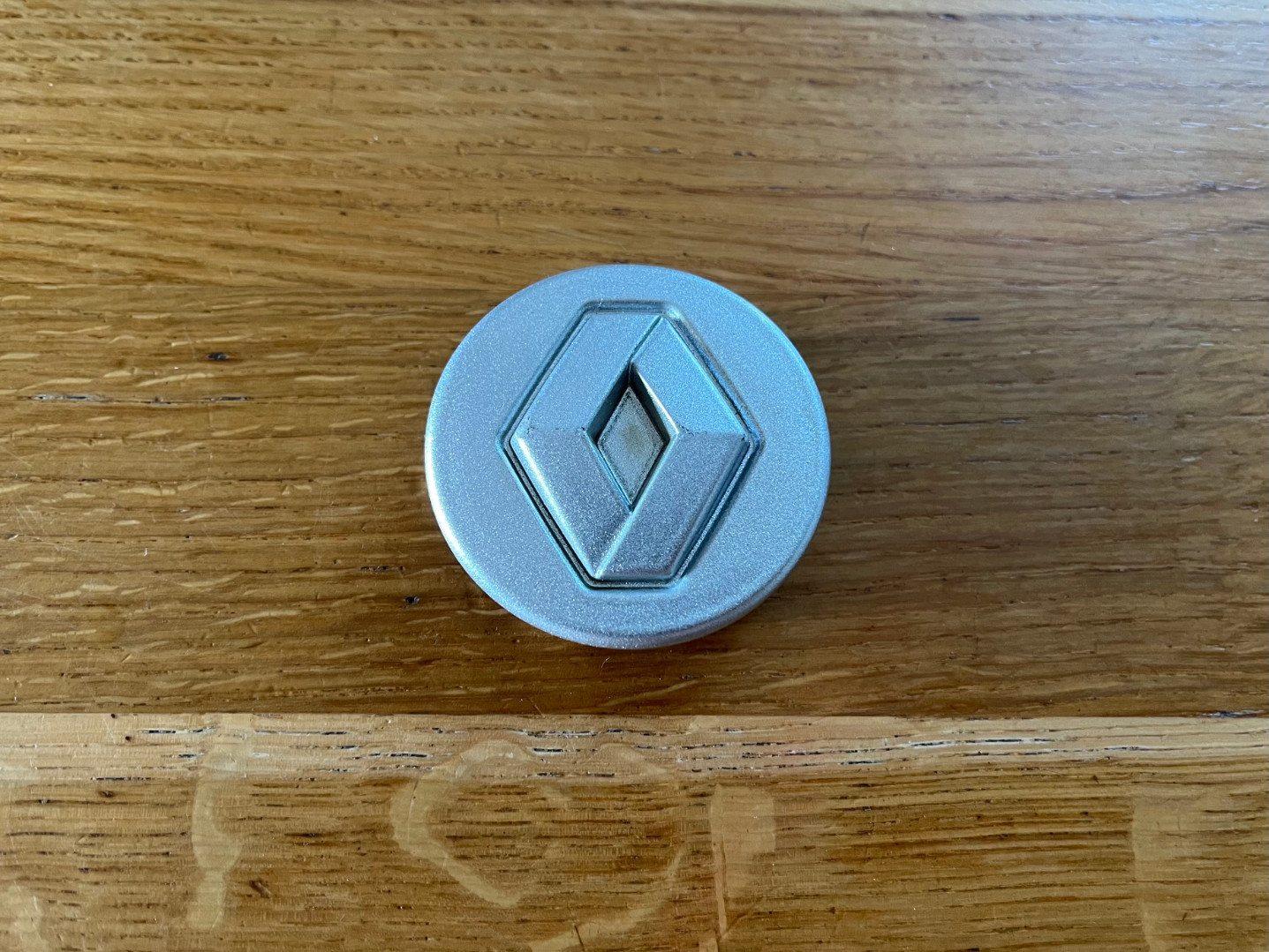 Оригинальный колпачок на диски Renault 7700417172B