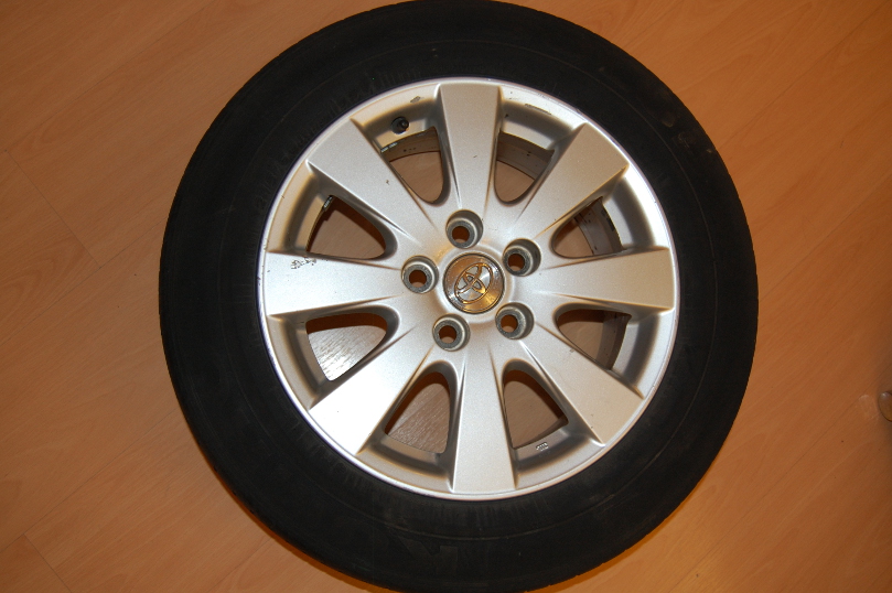 Оригінальний ковпачок для дисків Toyota 42603-44070