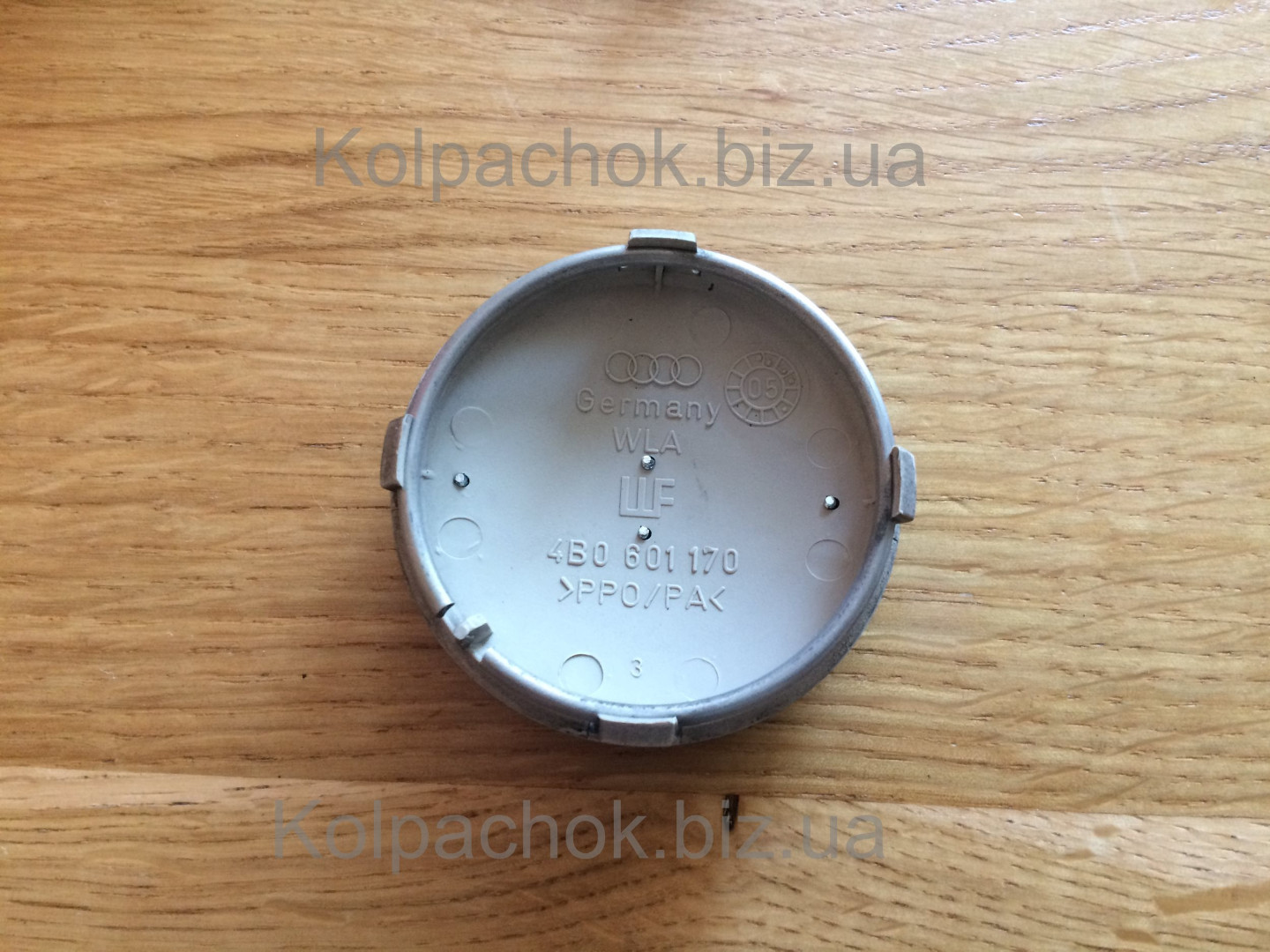 Оригінальний ковпачок для дисків Audi 4B0601170