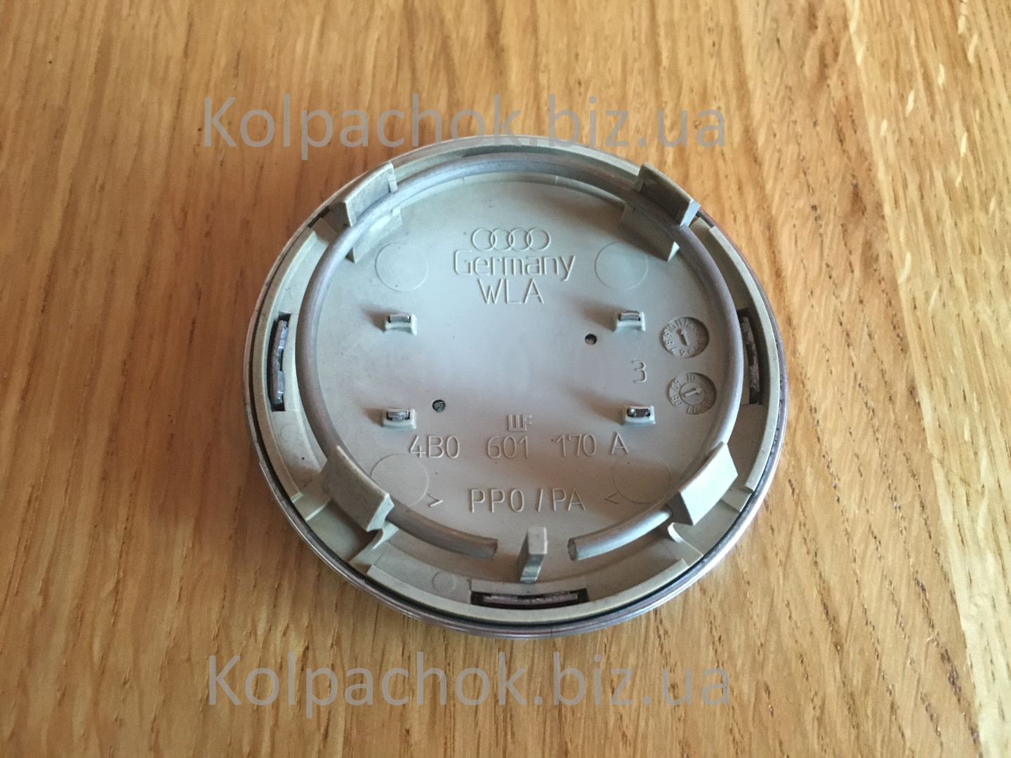 Оригінальний ковпачок для дисків Audi 4B0601170A