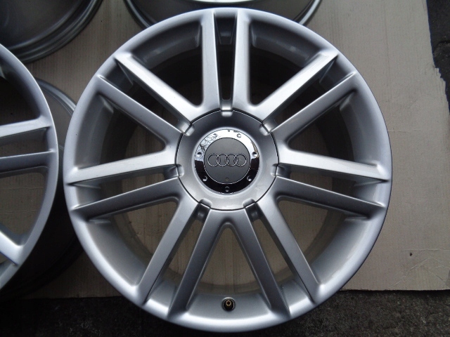 Оригінальний ковпачок для дисків Audi 8E0601165N