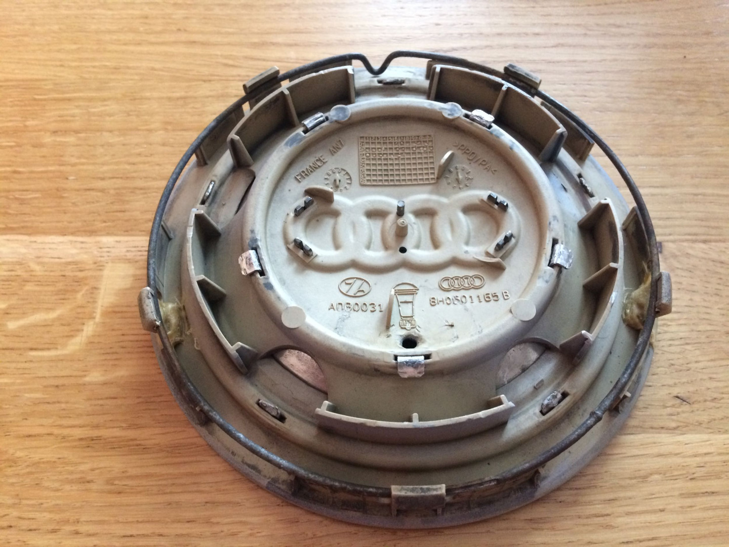 Оригінальний ковпачок для дисків Audi 8H0601165B