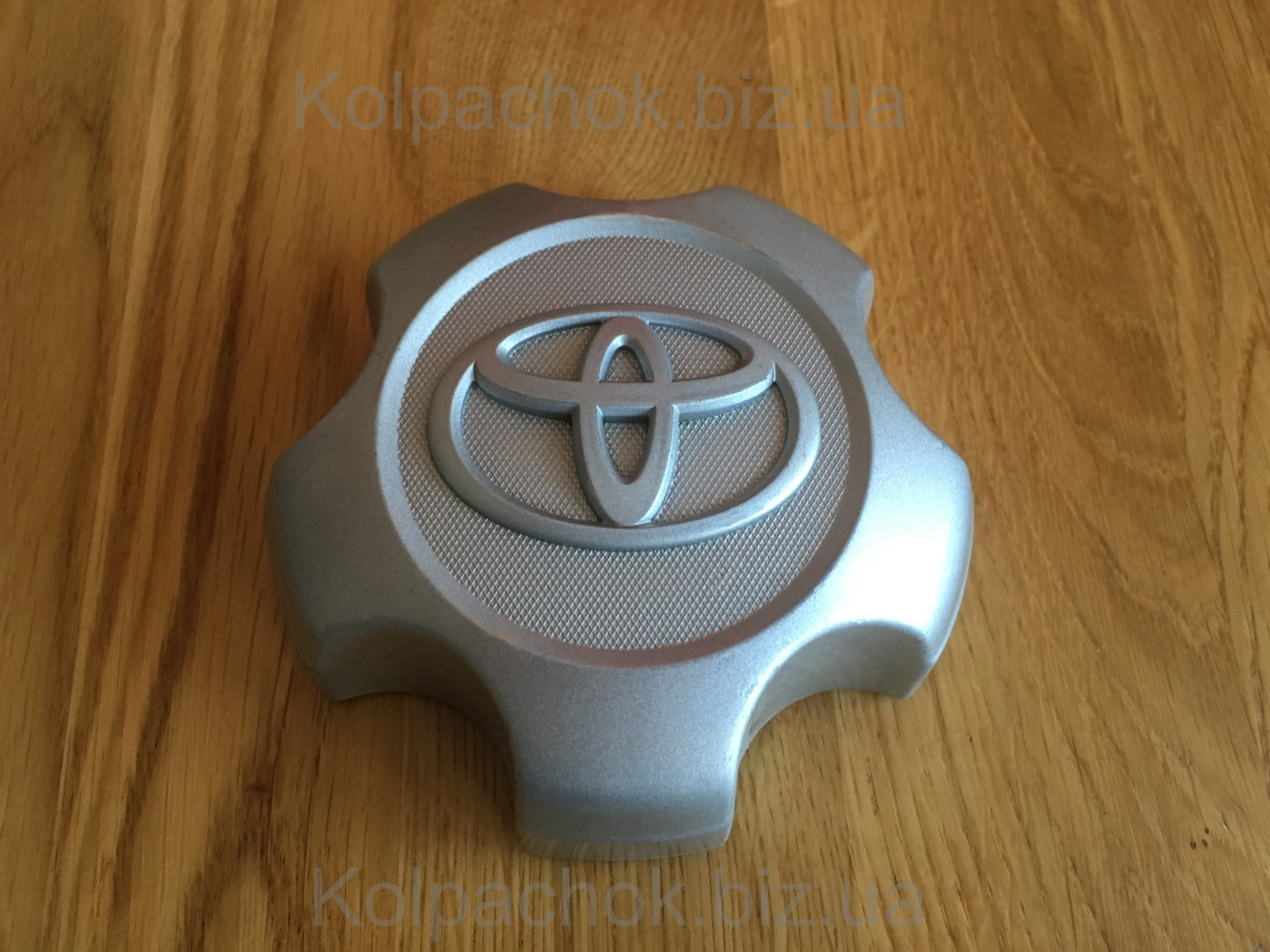 Оригинальный колпачок на  диски Toyota RAV4 4260342100