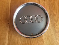 Оригинальный колпачок на диски Audi 8L0601165A