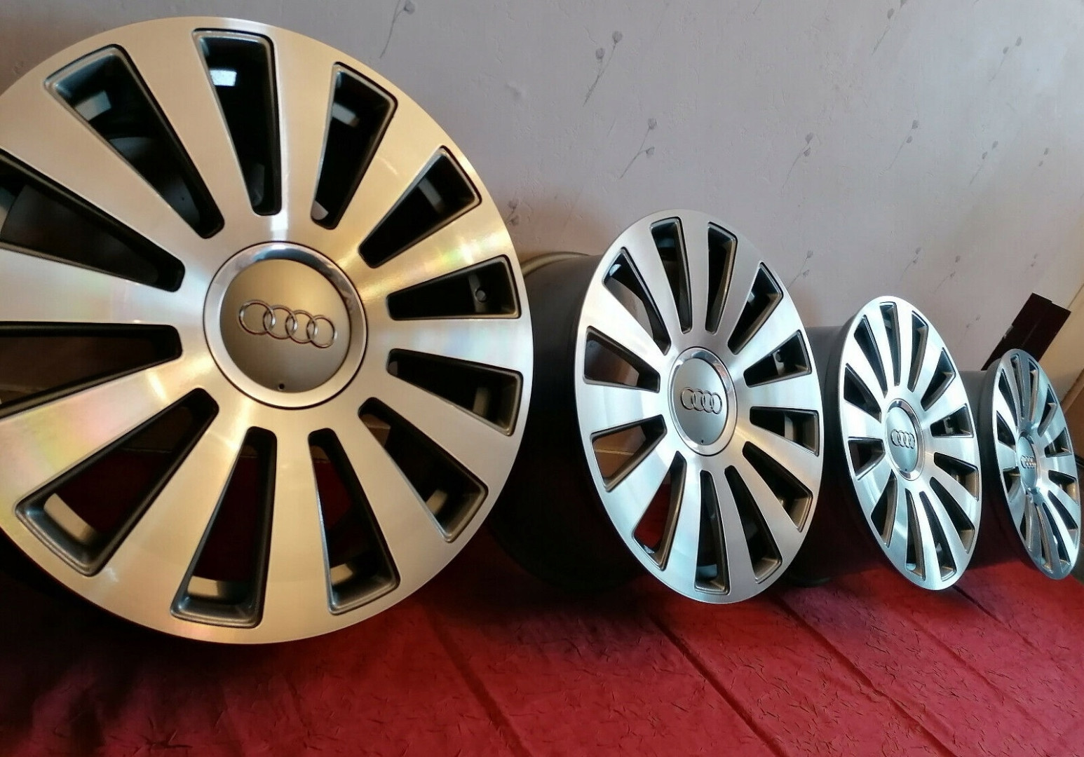Оригінальний ковпачок для дисків Audi 4E0601165A
