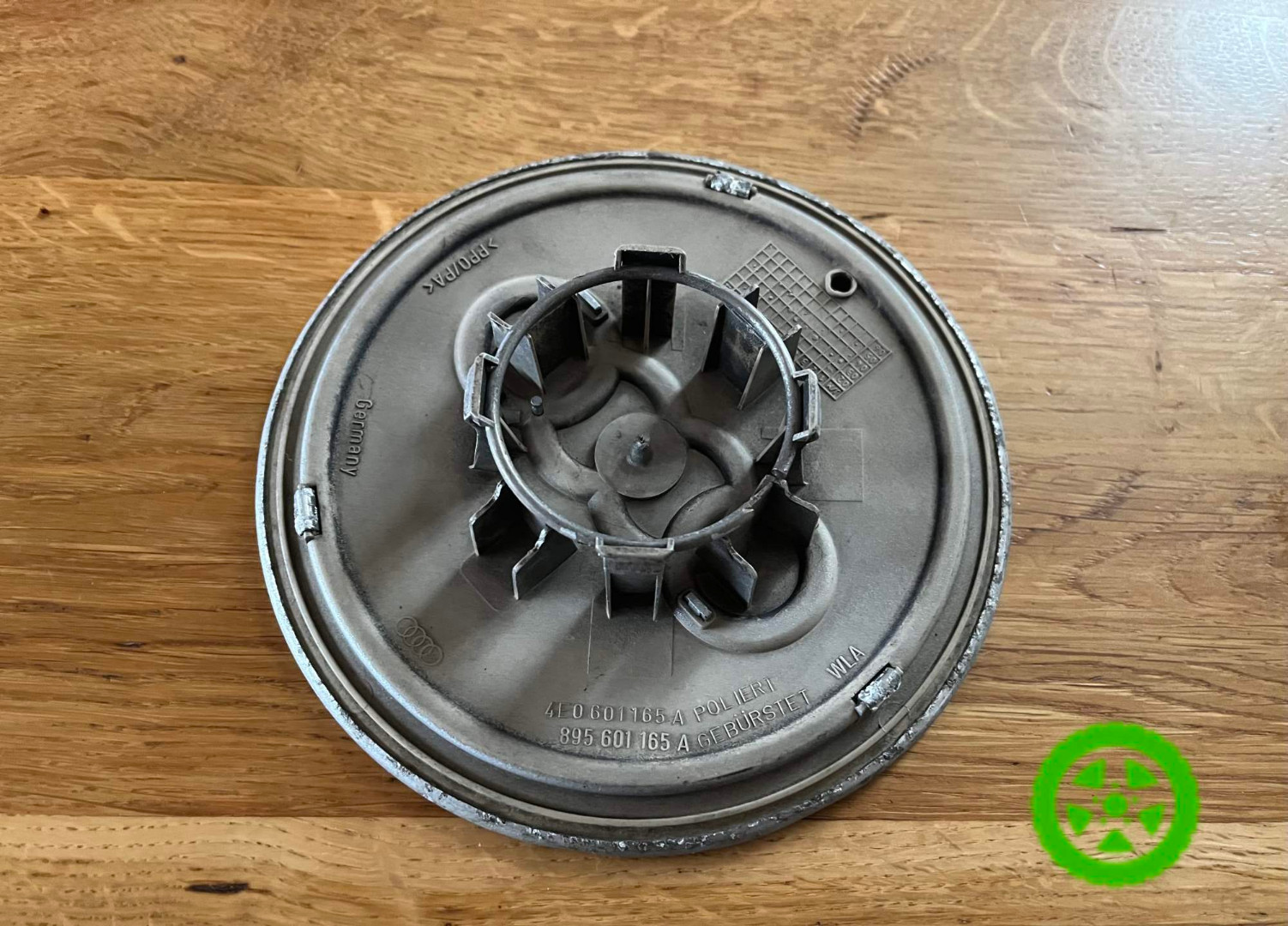 Оригінальний ковпачок для дисків Audi 4E0601165A