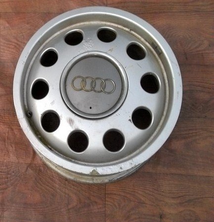 Оригінальний ковпачок для дисків Audi 8L0601165D