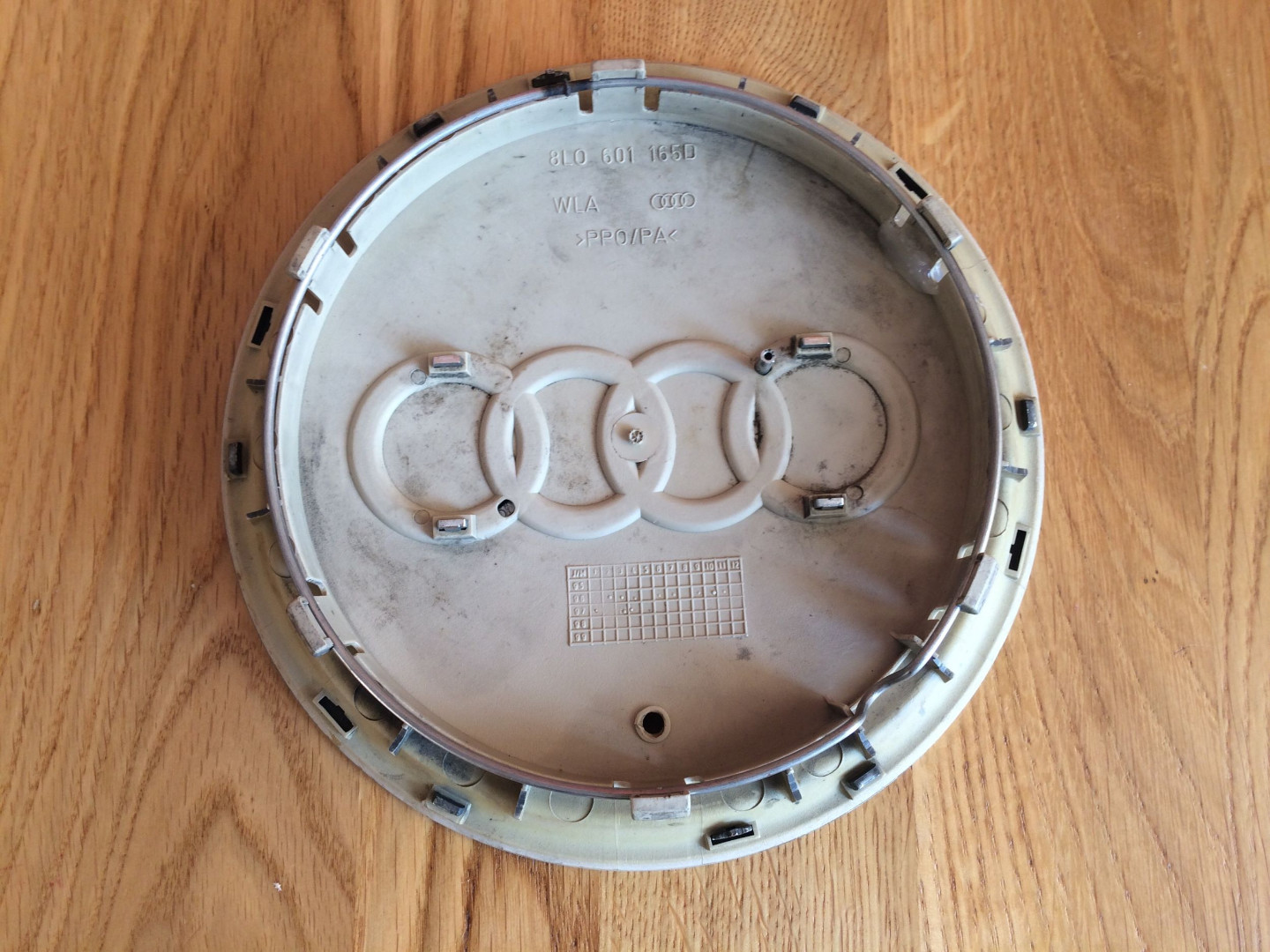 Оригінальний ковпачок для дисків Audi 8L0601165D