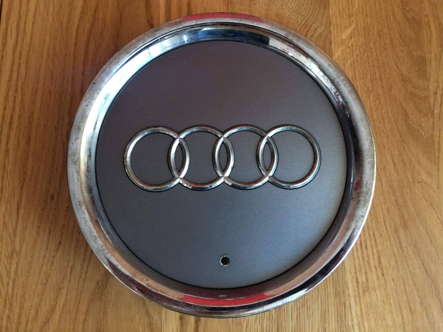Оригінальний ковпачок для дисків Audi 8L0601165D