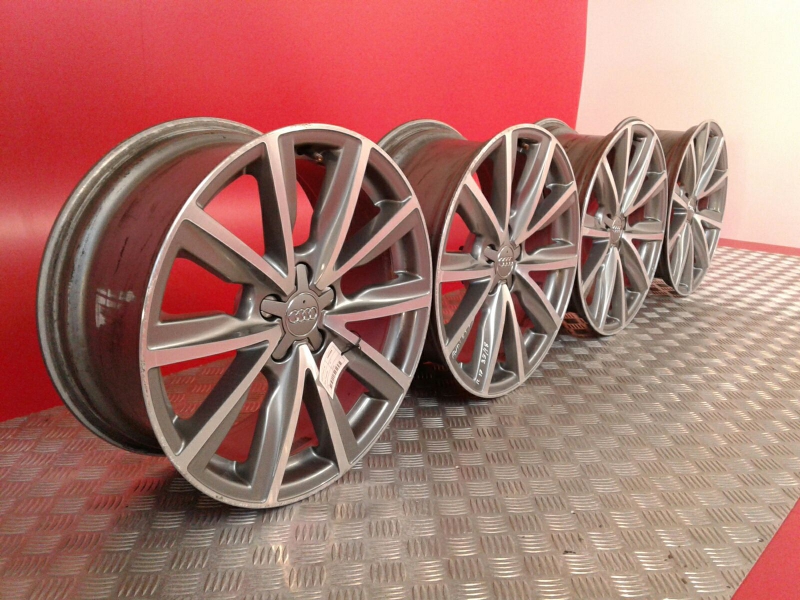 Оригінальний ковпачок для дисків Audi 8X0601165