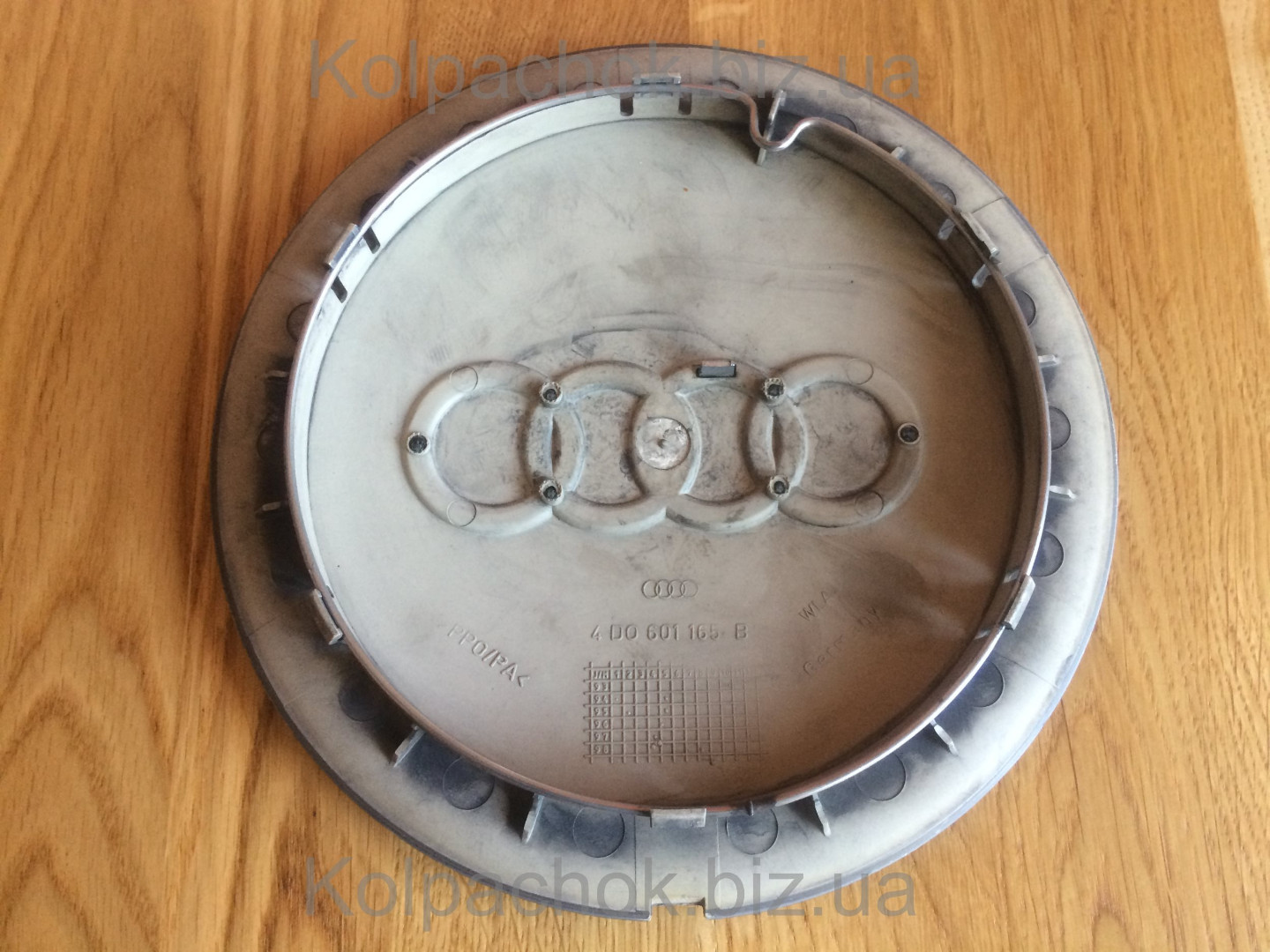 Оригінальний ковпачок для дисків Audi 4D0601165B