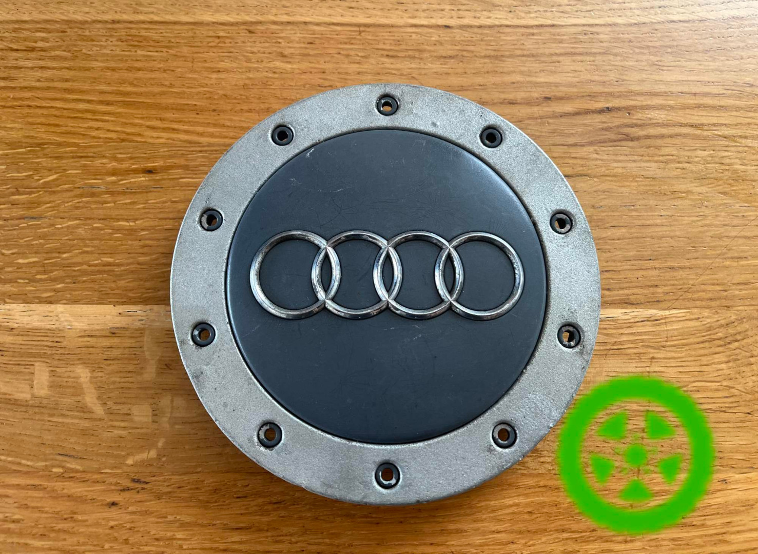 Оригинальный колпачок на диски Audi 4B0601165C