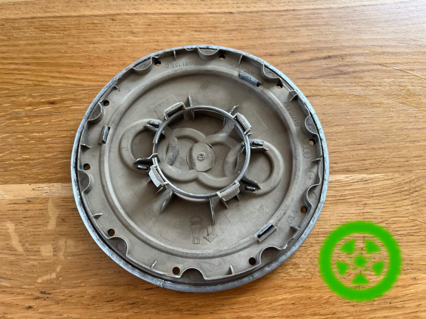 Оригінальний ковпачок для дисків Audi 4B0601165C