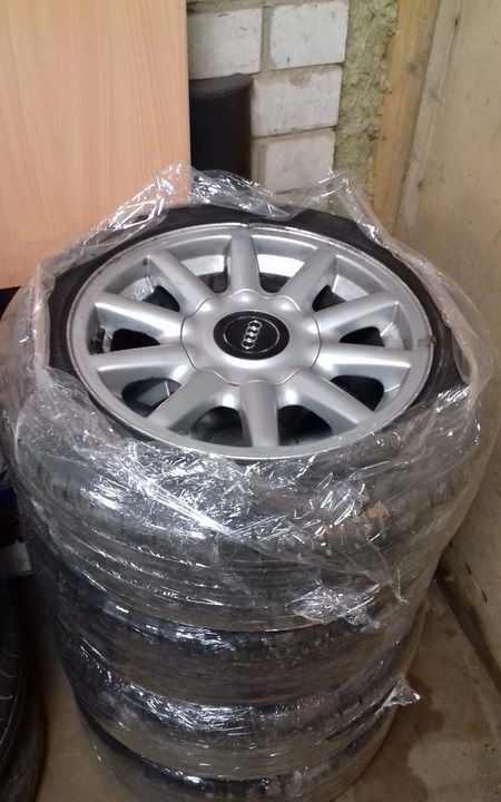 Оригінальний ковпачок для дисків Audi 4A0601165B