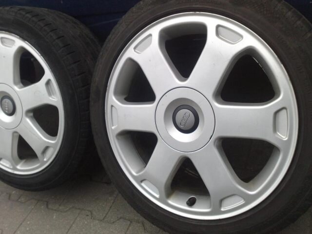 Оригінальний ковпачок для дисків Audi 8D0601165E