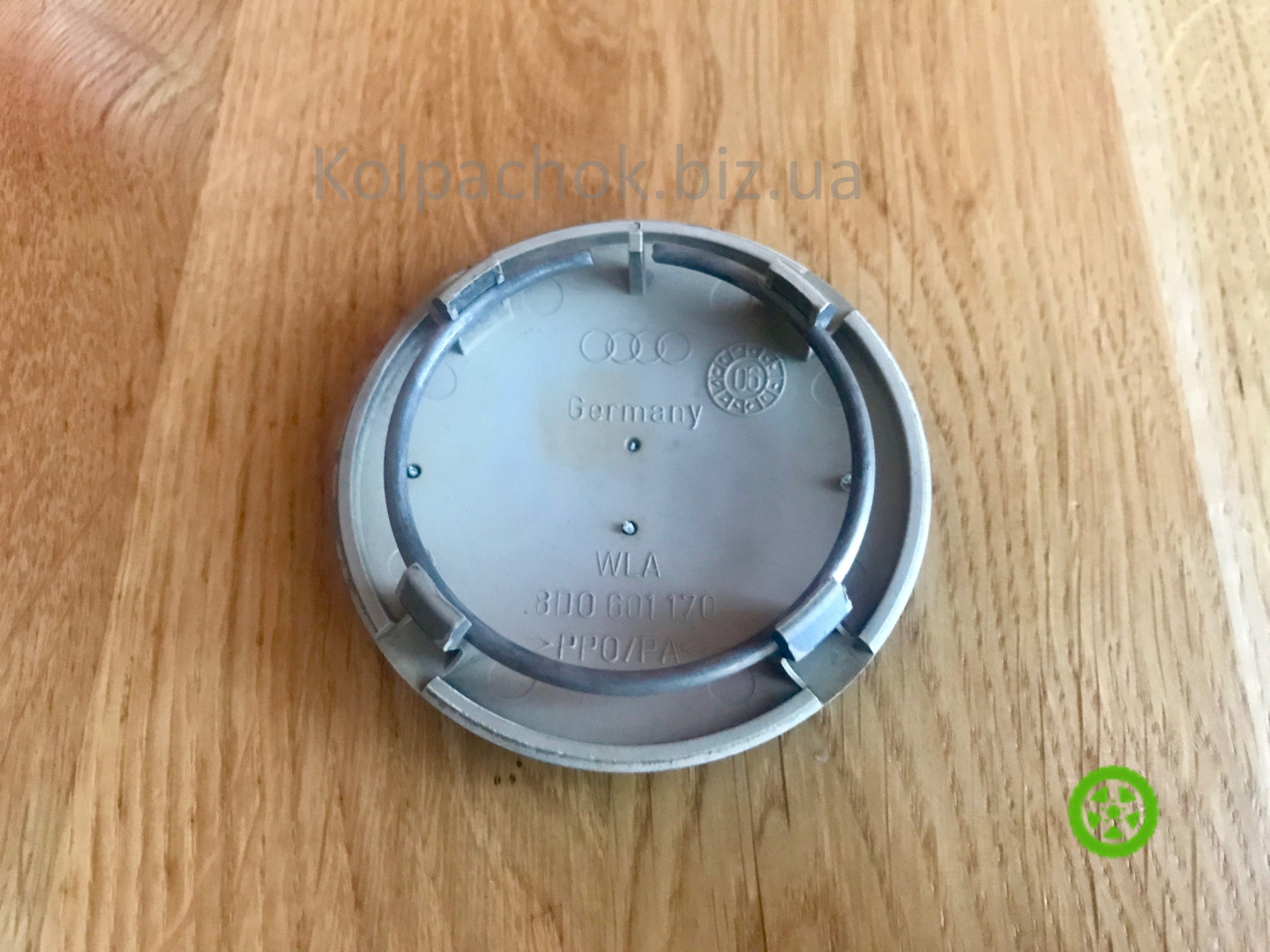 Оригінальний ковпачок для дисків Audi 8D0601170