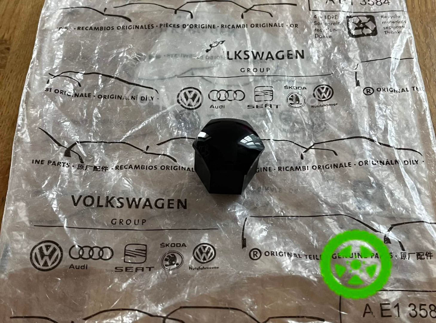 Оригинальный колпачок на болт VAG 1Z0601173
