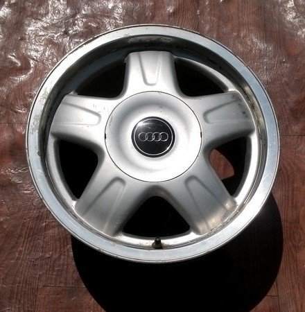 Оригінальний ковпачок для дисків Audi 4A0601165