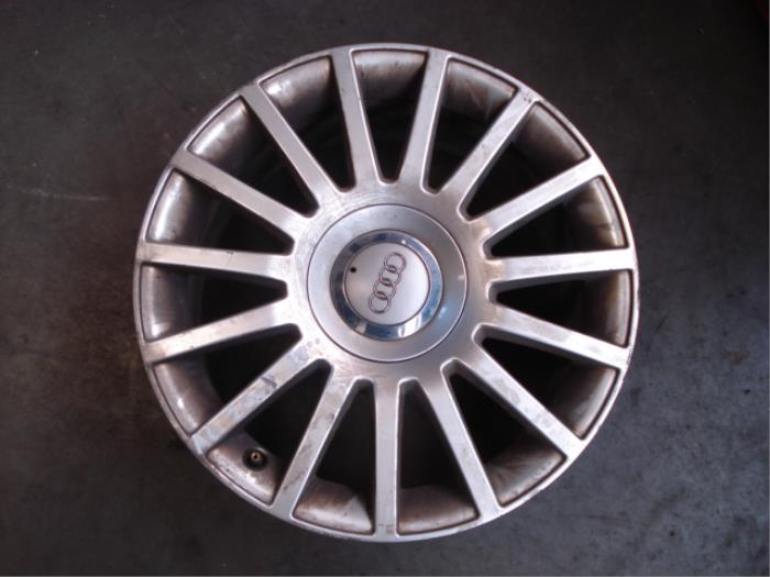 Оригінальний ковпачок для дисків Audi 8E0601165