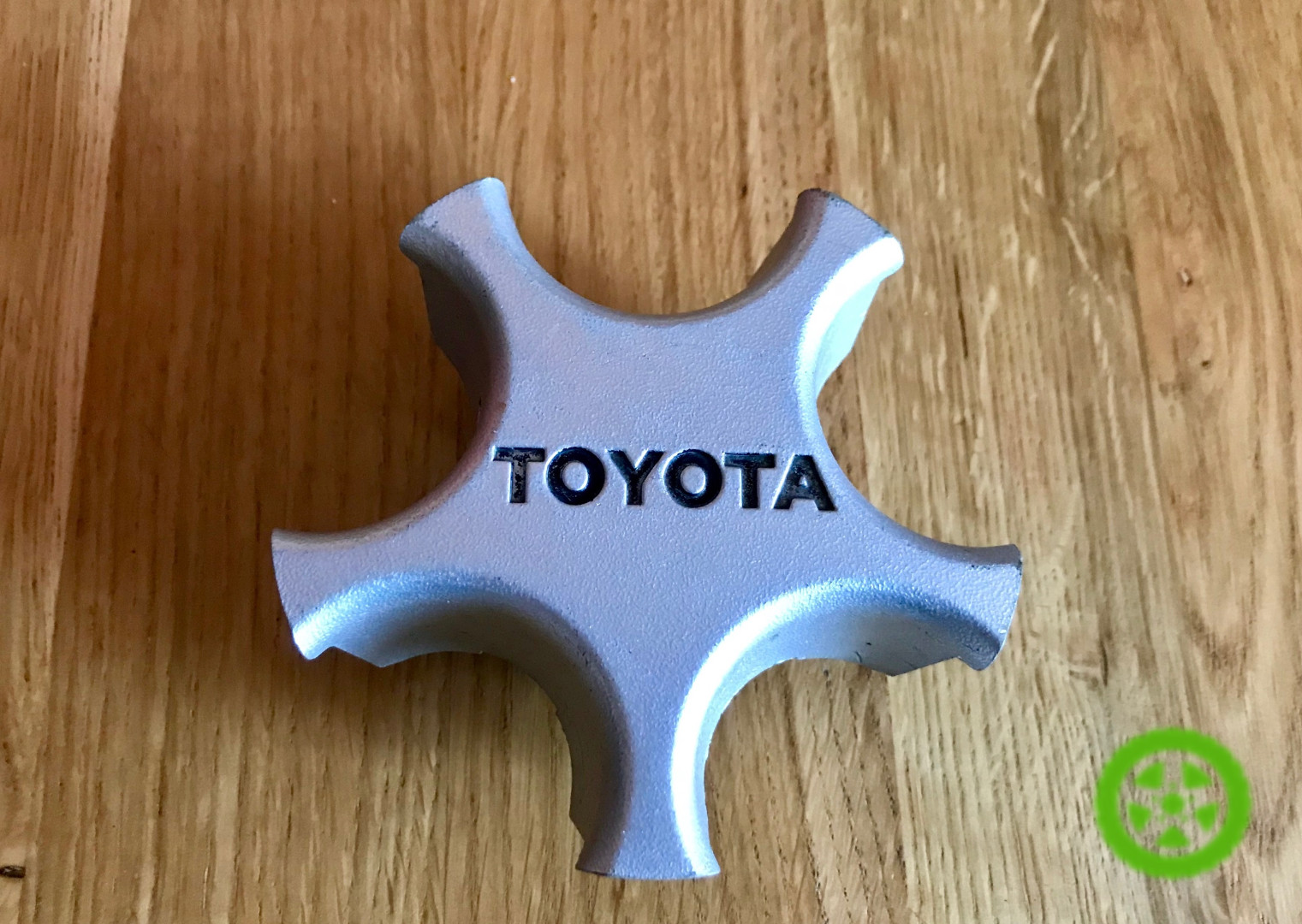 Оригінальний ковпачок для дисків Toyota 7308