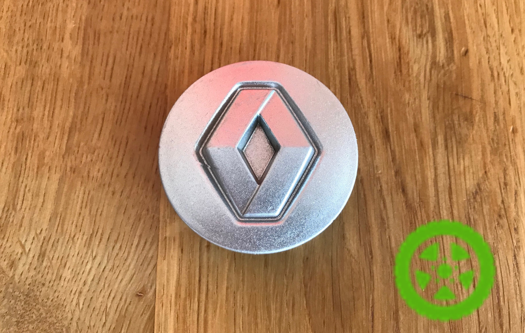 Оригинальный колпачок на диски Renault 7700418657B