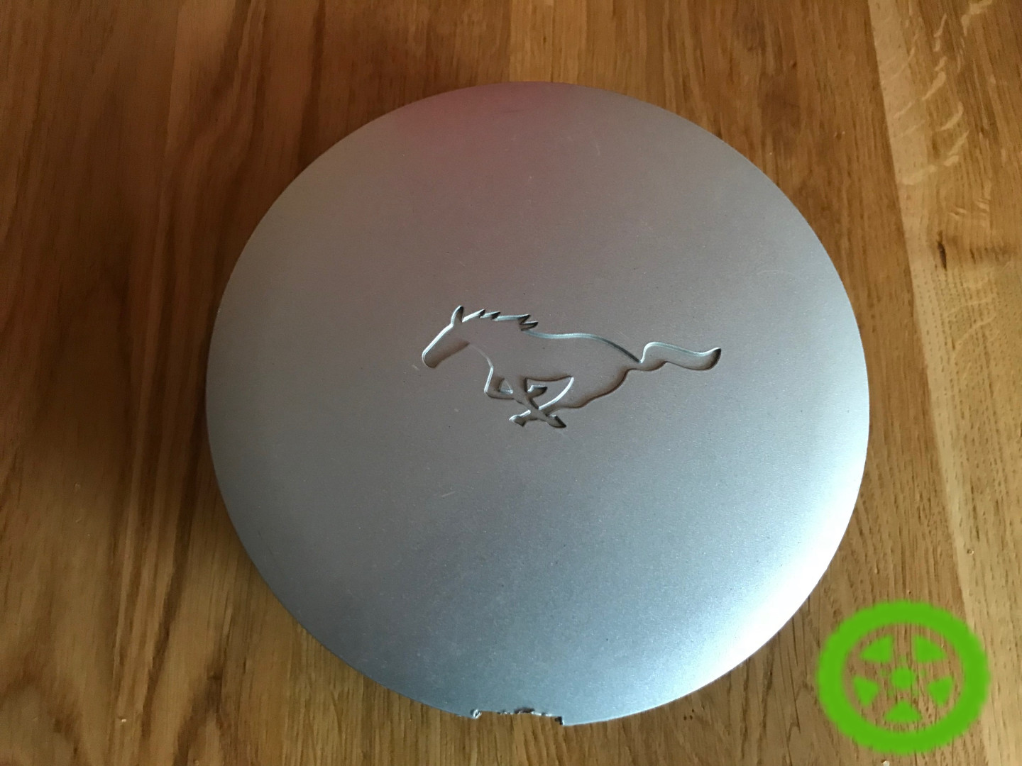 Оригинальный колпачок на диски Ford Mustang  F4ZC-1A096-CB