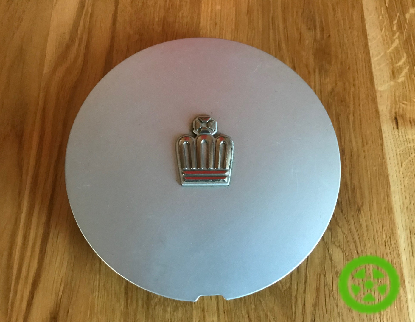 Оригинальный колпачок на диски Toyota Crown 8782