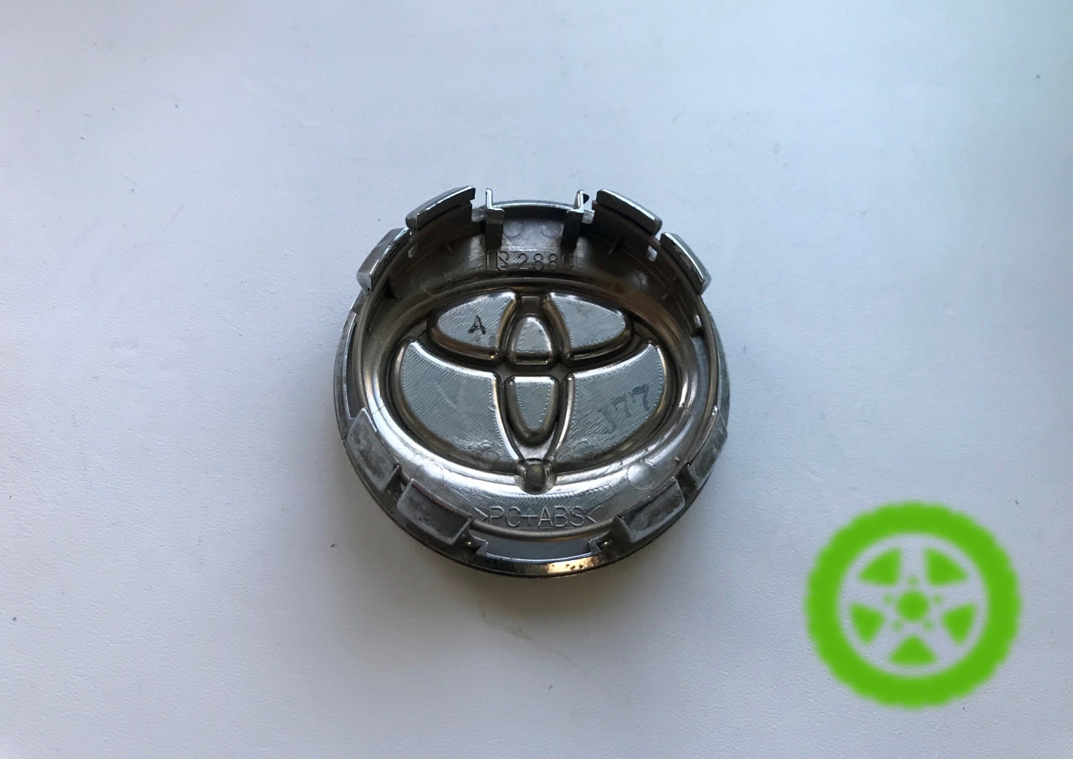 Оригінальний ковпачок для дисків Toyota 42603-52110