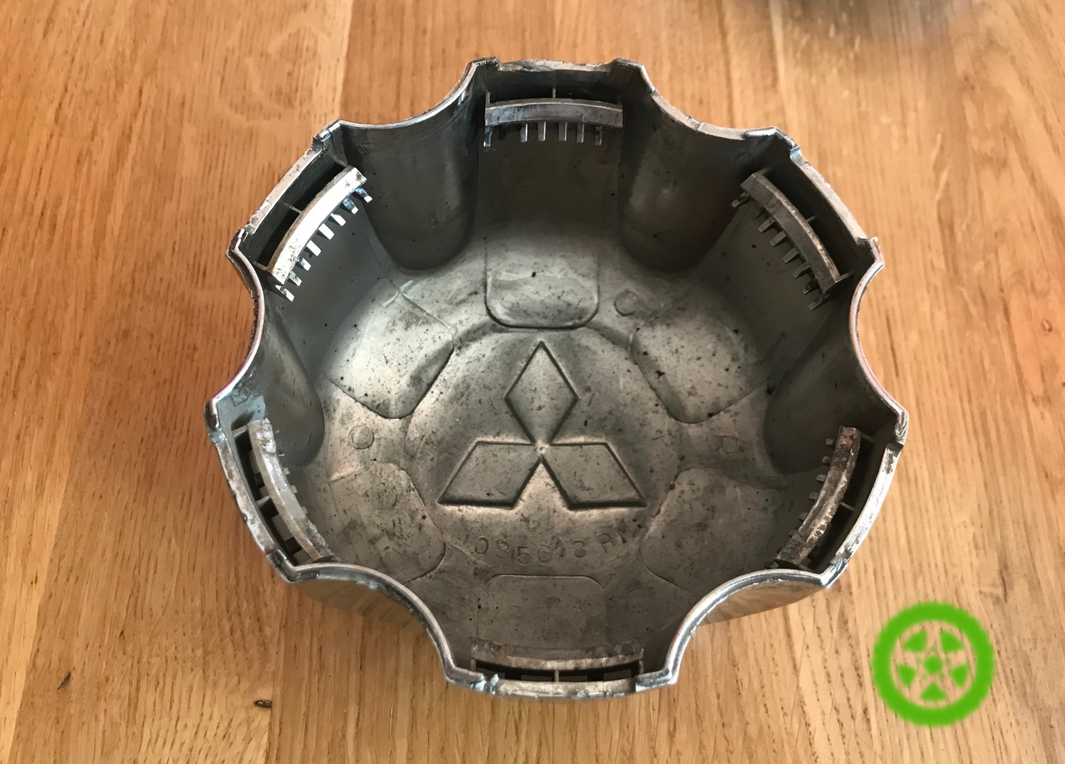 Оригінальний ковпачок на диски Mitsubishi 085618BM